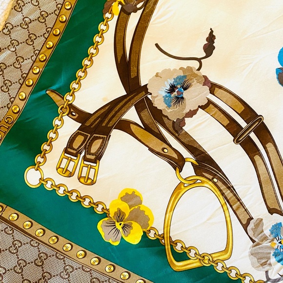 ♥️ Authentic Gucci Silk Scarf – Vibrant Colors & Iconic Logo - Picture 4 of 6